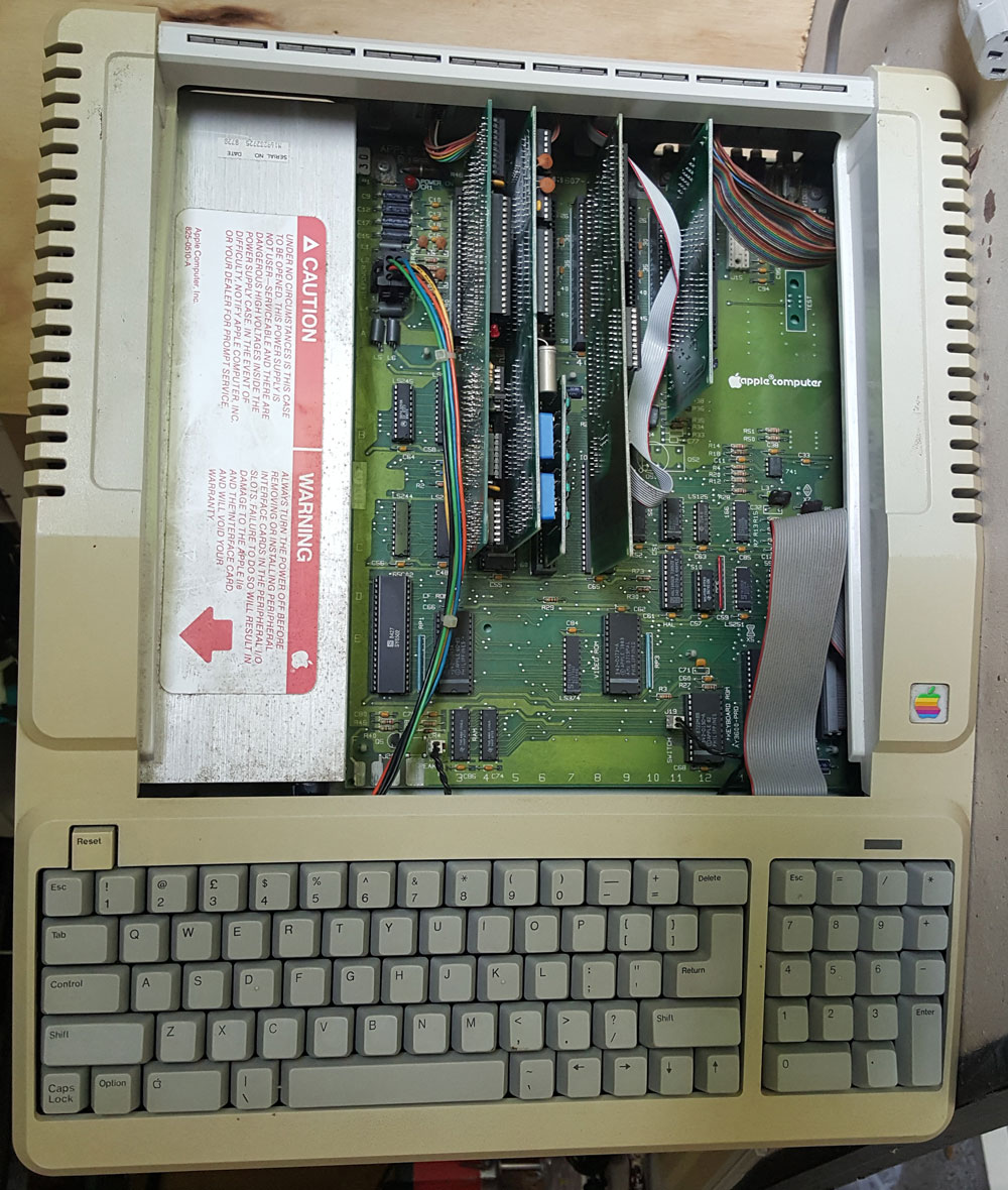 appleIIe_platinum_inside
